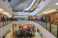 À l'intérieur d'un centre commercial
