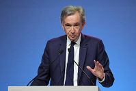LVMH Moet Vuitton : La famille Arnault va dépasser le seuil des 50% du capital de LVMH Moet Vuitton "dans le début de cette année"