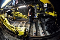 Des employés Colas travaillent sur la ligne Le Mans - Rennes