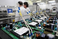 Des techniciens de l'équipementier automobile dans l'usine de Colomiers, près de Toulouse