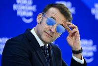 Un bond de 56% en trois séances... La maison-mère du fabricant des lunettes "Top Gun" de Macron surfe en Bourse sur l'"effet wahou" de Davos