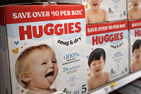 Pour 49 milliards de dollars, Kimberly-Clark, propriétaire de Kleenex et Huggies, va racheter la maison-mère de la Listerine et de Neutrogena qui est dans le collimateur de Trump