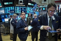 Le CAC 40 retombe lourdement lundi
