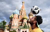 Un joueur jonglant avec le ballon Adidas officiel de la Coupe du Monde 2018