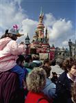 Euro disney creuse sa perte et reporte ses paiements de dette