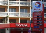 Marché : Total devrait payer plus d'impôts en France, estime Hollande