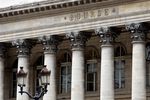 Les Bourses européennes réduisent leurs pertes à mi-séance