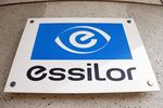 Ralentissement de grandes régions, prévisions abaissées pour Essilor
