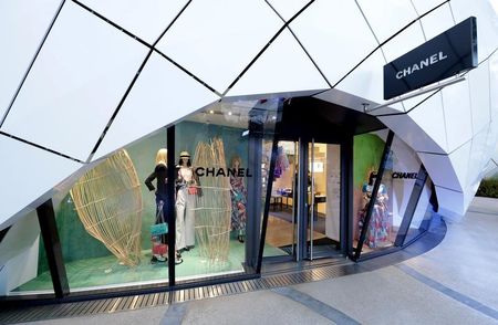 Chanel, en hausse à 2 chiffres, lance un parfum et un sac