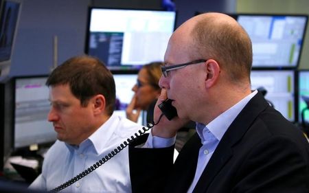 Les actions et le dollar marquent le pas, avant l'inflation en zone euro