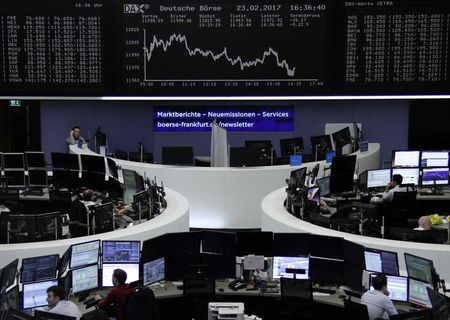 Nouvelle pause sur les actions, le dollar stable avant Yellen