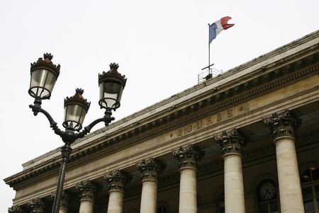 Prudence sur les Bourses européennes, l'euro grimpe