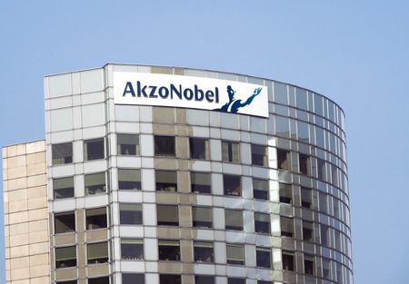 Le président d'Akzo Nobel juge l'offre de PPG 