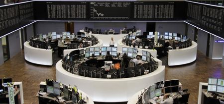 Soulagement après le scrutin français, Paris et l'euro montent
