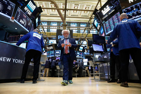 Wall Street salue de bons résultats en attendant Trump