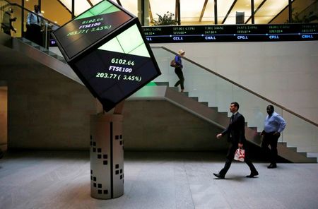 Les actions et l'euro baissent, l'effet Macron s'estompe