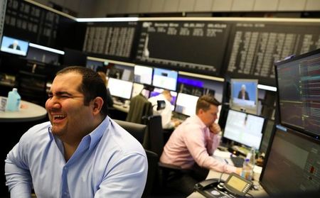 Les Bourses montent, résultats et matières premières en soutien