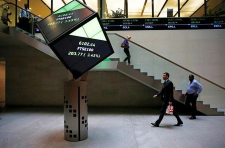 Prudence sur les actions, le pétrole hésite, le sterling baisse