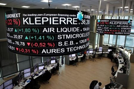 Les actions plient, risque politique et doutes sur l'inflation