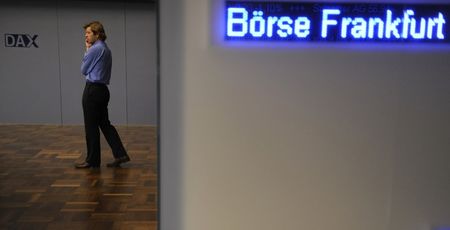 L'Europe clôture en baisse, indicateurs et risque politique pèsent