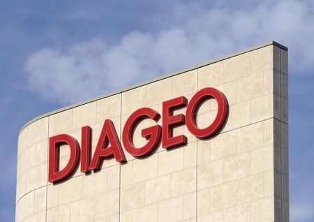 Diageo relève sa prévision de marge et rachète des actions