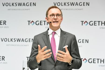 VW pas pressé de vendre des actifs, selon le directeur de la stratégie