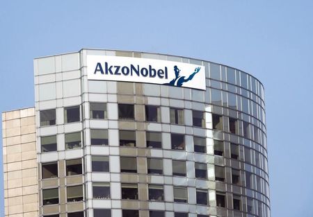 Akzo Nobel revoit en baisse ses objectifs de 2017