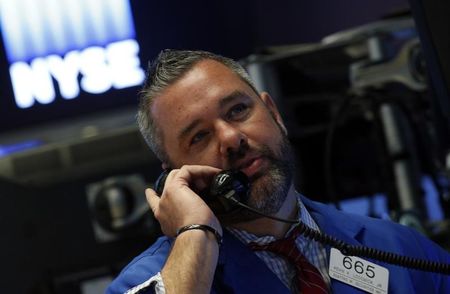 Wall Street : Wall Street varie peu, le Dow franchit brièvement les 23.000