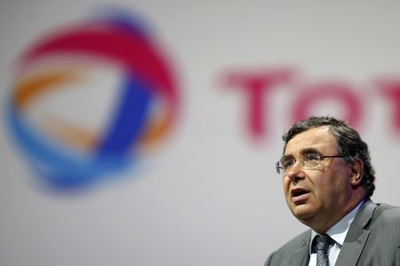 Iran: Total redit qu'il étudiera les options en cas de sanctions US