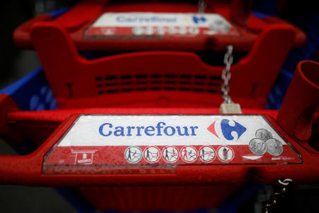 Carrefour ralentit en 2017, prévision de résultat encore abaissée
