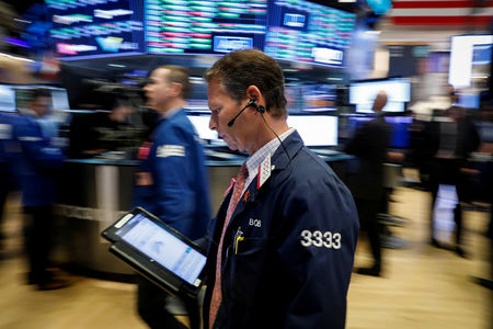 Wall Street : Wall Street ouvre en léger recul, la hausse des rendements pèse encore