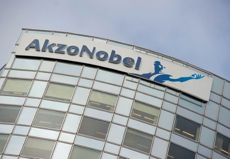 Akzo Nobel accroît son bénéfice au 3e trimestre, le titre monte
