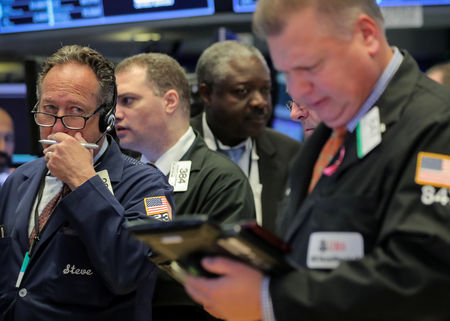 Wall Street : Wall Street marque le pas, Apple et la Chine pèsent