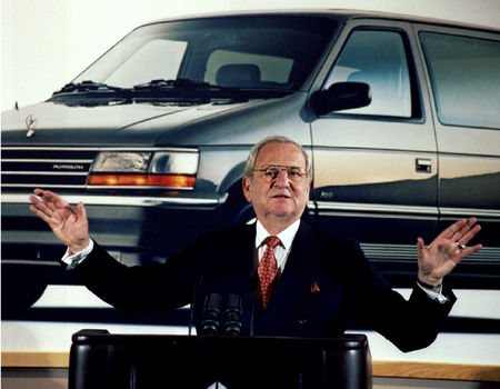 Marché : Lee Iacocca, figure de l'automobile qui a sauvé Chrysler, est mort à 94 ans