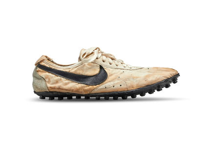 Une paire de Nike vendue 437.500 dollars aux enchères