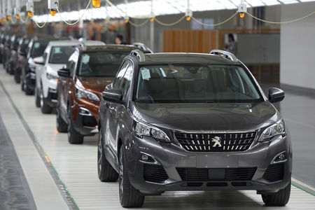 Le CO2, épée de Damoclès des discussions chez PSA et Renault