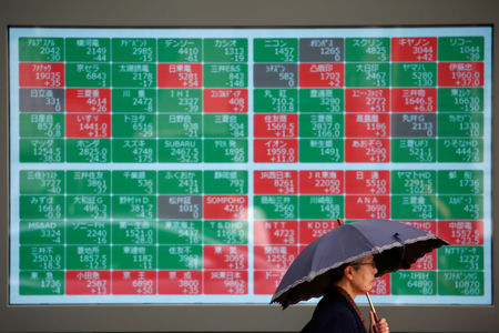 Tokyo : Tokyo finit en légère baisse, le commerce pèse
