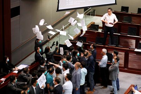 Marché : Echauffourées à Hong Kong entre élus pro-démocratie et pro-Pékin