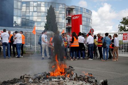 Les salariés d'Air France crient leur colère face au plan social