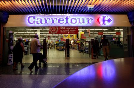 Carrefour prévoit de recruter 15.000 jeunes de la 
