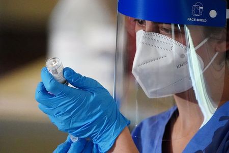 Coronavirus: L'EMA se réunit à nouveau pour se prononcer sur le vaccin de Moderna