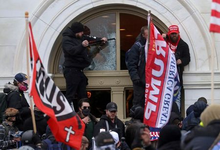 USA: Recrudescence des signes avant-coureurs de violences politiques, selon Facebook