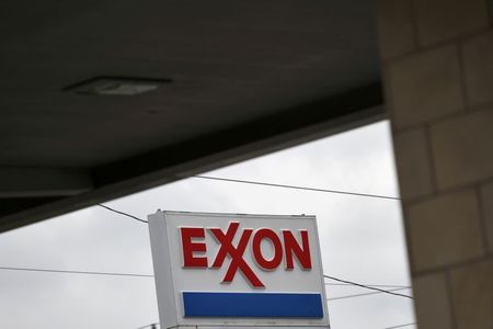 Les PDG d'Exxon et Chevron ont parlé fusion début 2020, selon des sources