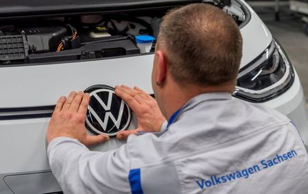 Le constructeur Volkswagen compte supprimer 5.000 postes, rapporte Handelsblatt