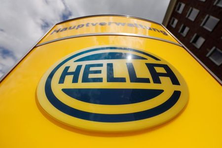 Le français Faurecia acquiert l'équipementier auto allemand Hella