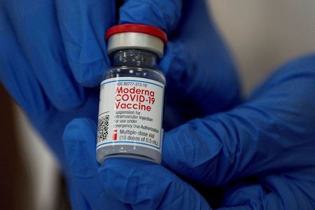 Moderna abaisse ses prévisions de ventes du vaccin anti-COVID-19 en 2021, l'action chute