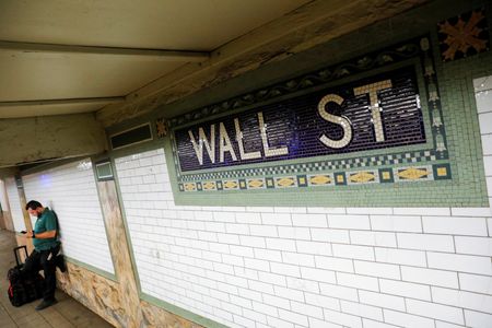 Wall Street : Wall Street termine en baisse avant la Fed, Omicron pèse