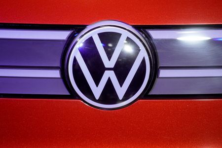 Volkswagen voit la pénurie de semi-conducteurs perdurer toute l'année