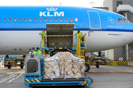 KLM et Lufthansa suspendent leurs vols vers la Russie