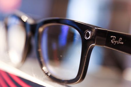 EssilorLuxottica vise une marge de 19%-20% d'ici 2026